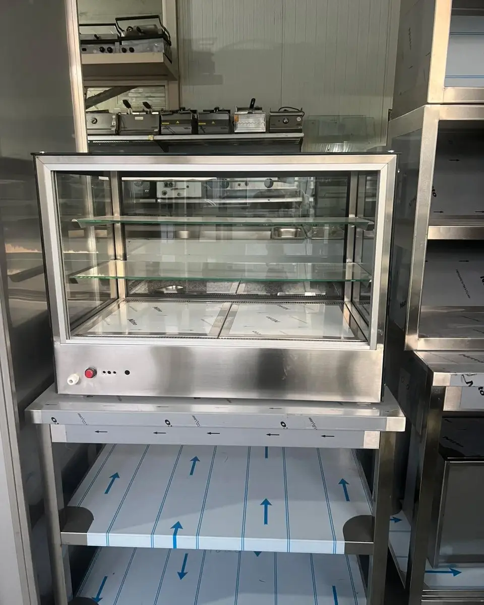VITRINA EKSPOZITOR – Shfaqja perfekte për çdo ëmbëlsirë apo snack