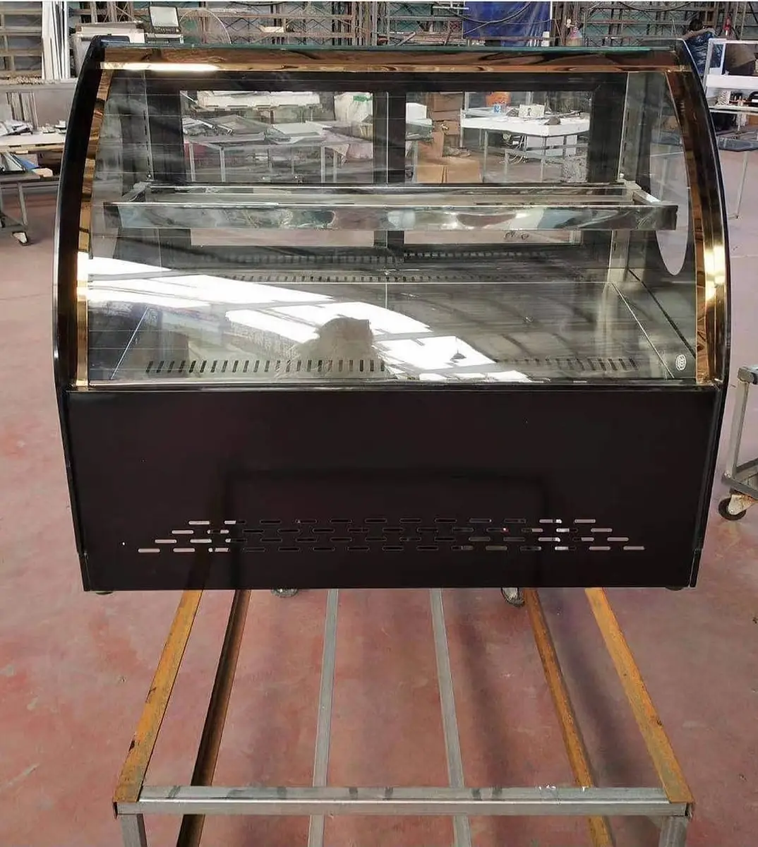 Vitrine per pasticeri e gatshme per tu porositur ne Kristeg Inox