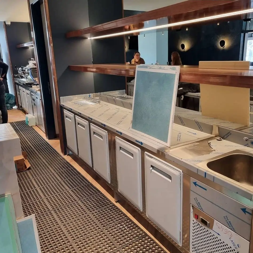 Nje Bar i dizenjuar nga Kristeg Inox perballe Universitetit