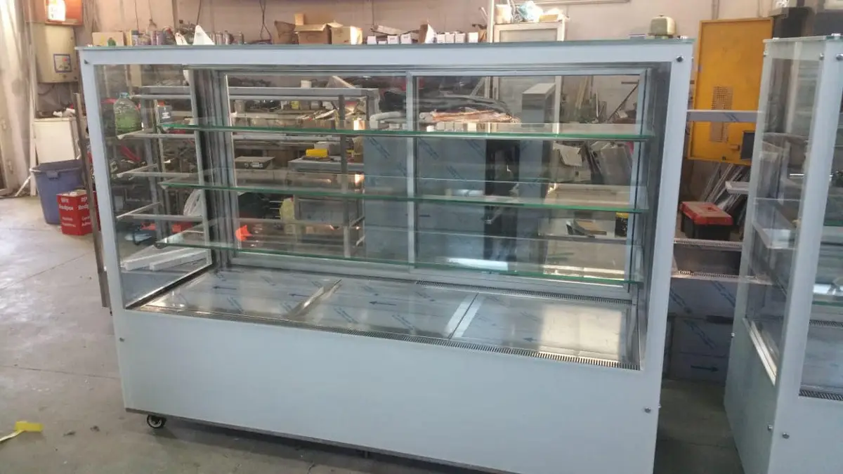 VITRINA PASTIÇERIE – I prezanton produktet që ju tregëtoni më së