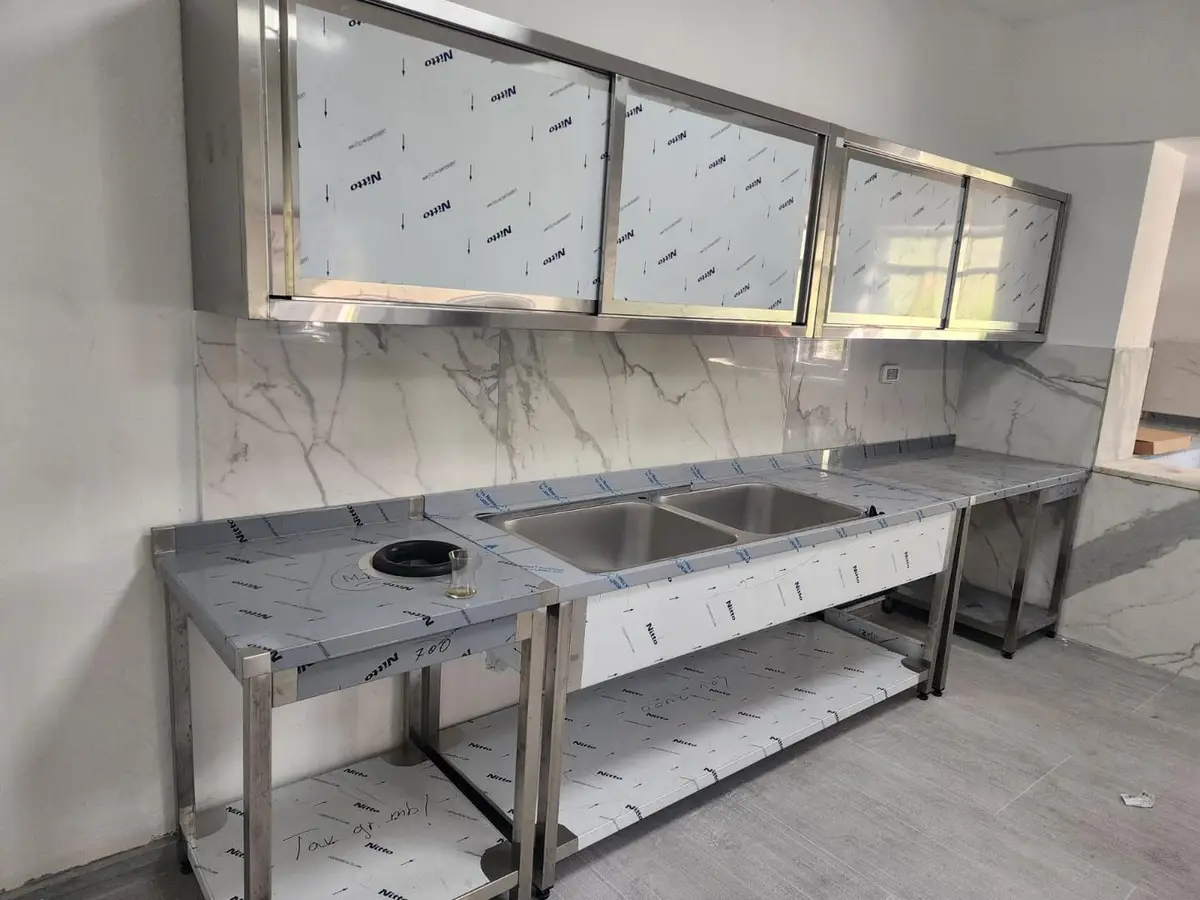 Linjë Lavamani Inox me Dollapë të Sipërm – Higjienë dhe Prakticitet