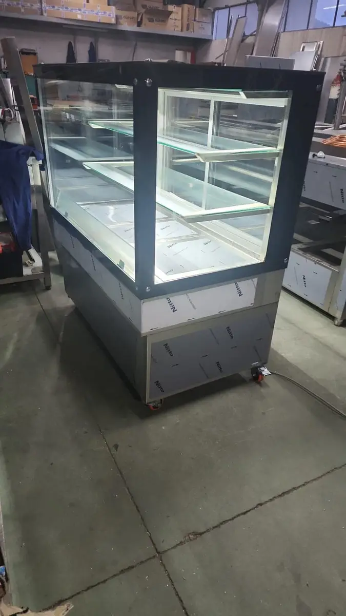 Vitrine pasticerie me bango direkt nga reparti prodhimit