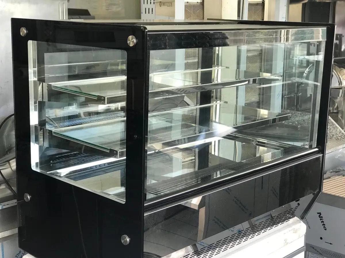Vitrine pasticerie mbi bango