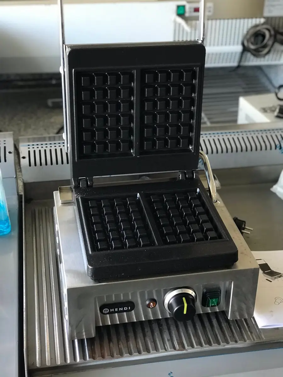 Makineria profesionale Waffle e markes prestigjoze HENDI