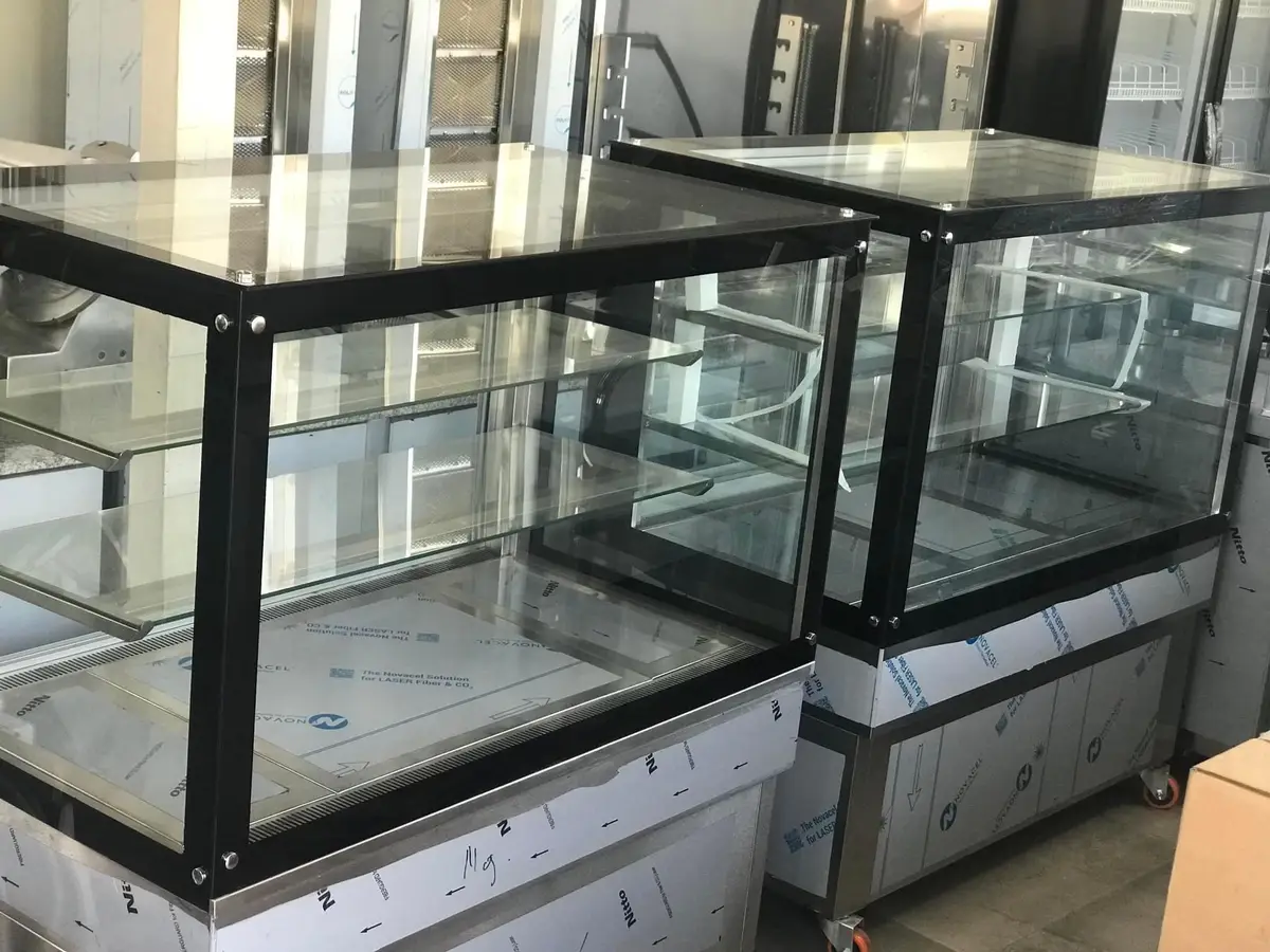 Modele te ndryshme vitrinash per pastiçeri, realizuar nga KRISTEG INOX