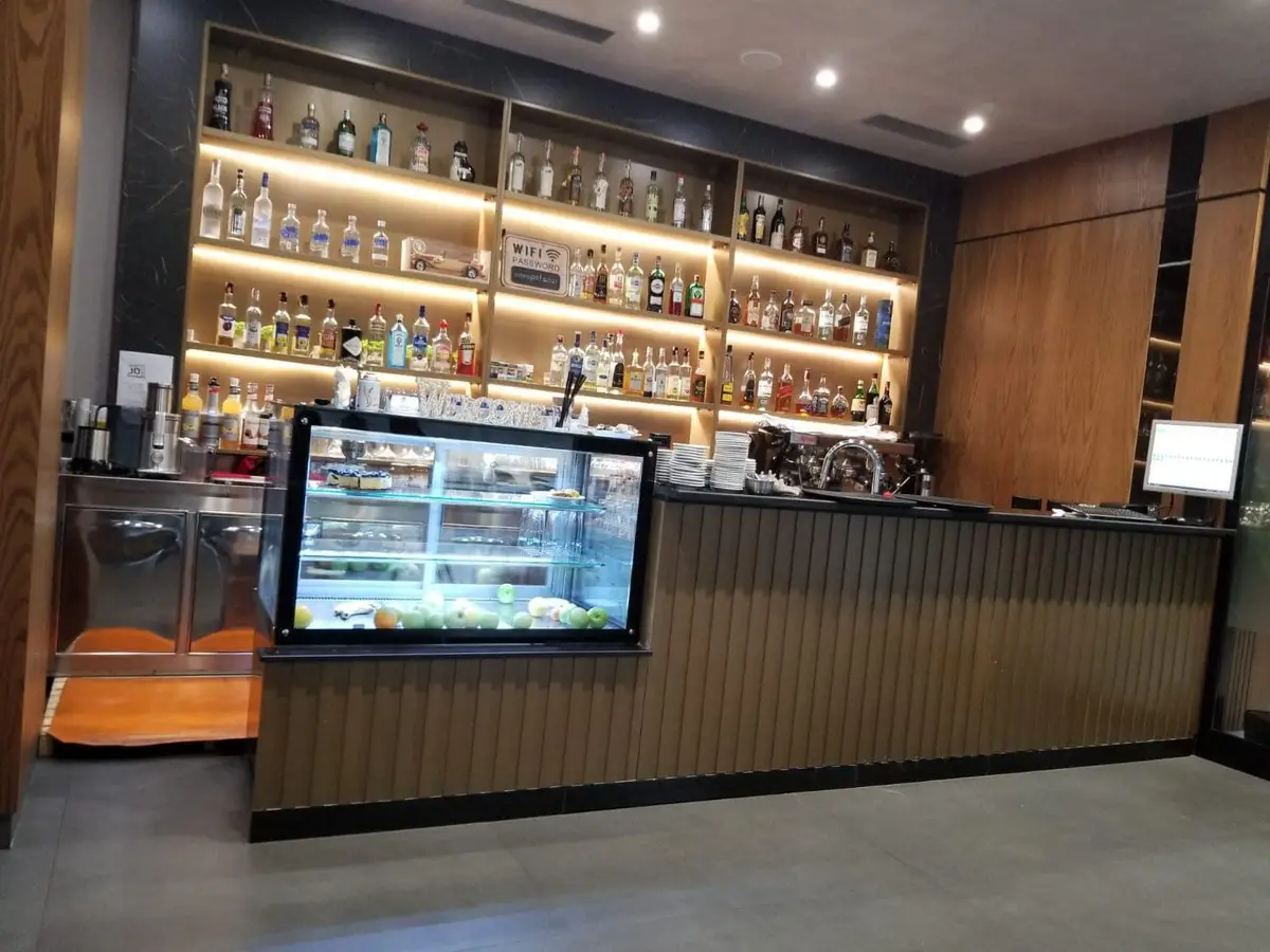 Pamje e barit & pastiçerisë e dizenjuar dhe realizuar nga Kristeg Inox (Prill 2026)