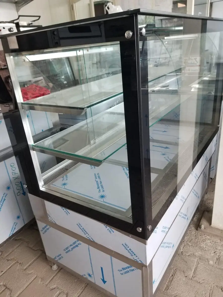 Pamje e barit & pastiçerisë e dizenjuar dhe realizuar nga Kristeg Inox (Prill 2026)