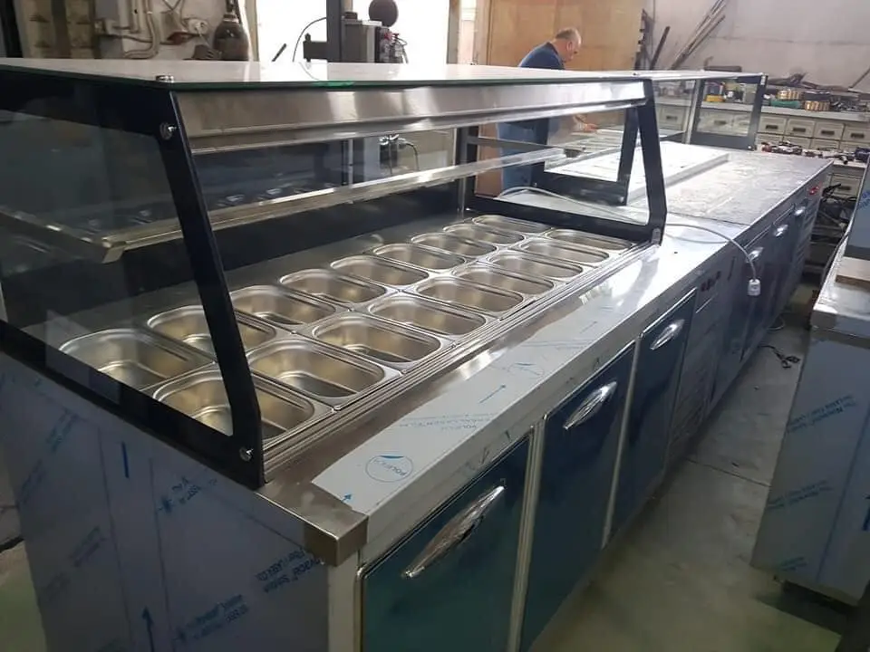 Frigorifer freskues per fast food, tek reparti jone i prodhimit, gati