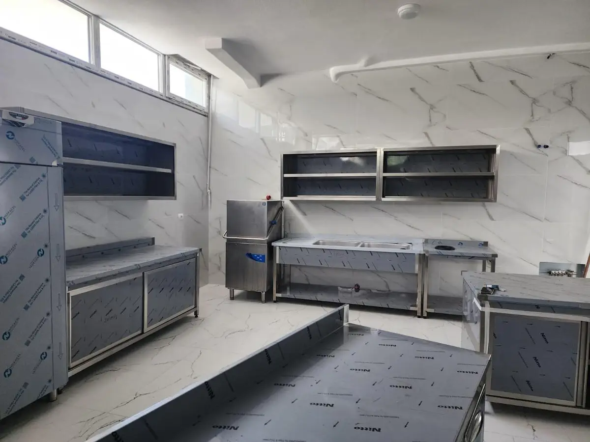 Kuzhine e kompletuar nga Kristeg Inox me rafte,tavolina dhe banak