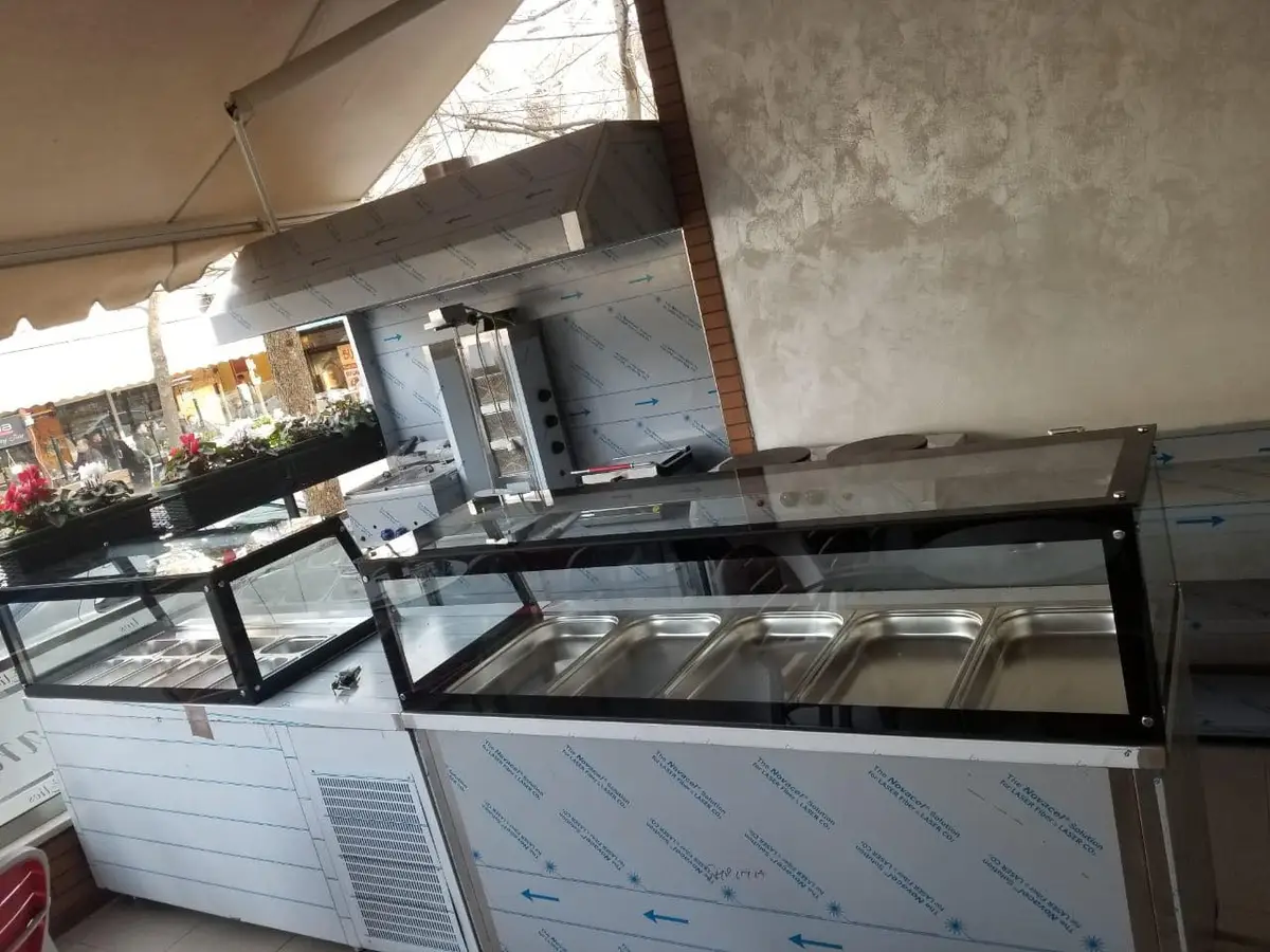 Komplet fast-food i punuar se fundmi ne Tirane.Personalizohen
